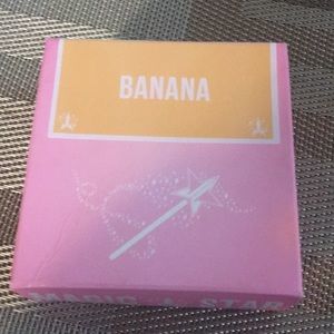 Jeffree Star setting powder in banana